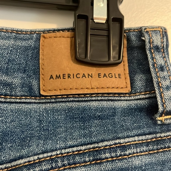 American Eagle Distressed Denim Mini Skirt 💙 - Picture 4 of 9